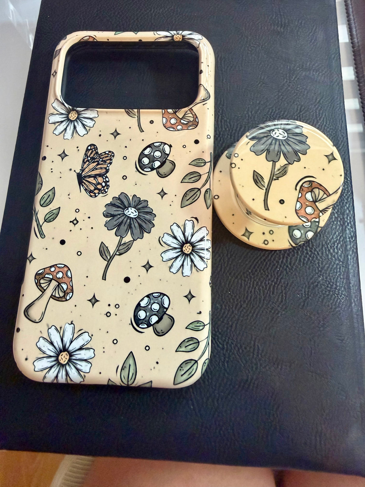 Tough MagSafe phone case 🌼 Cottagecore Mushroom & Daisy
